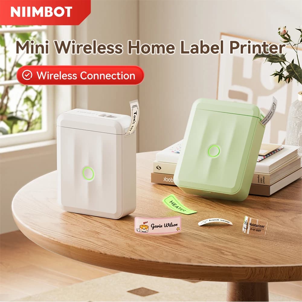 Etichettatrice termica NIIMBOT D110 bianca e verde su tavolo con etichette stampate
