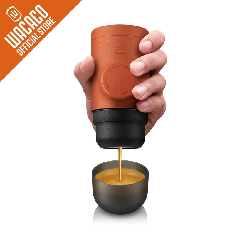Wacaco Minipresso GR2 terracotta che estrae un espresso in una tazza